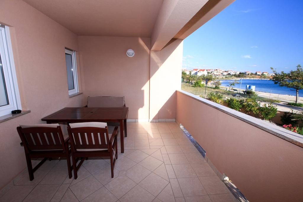 Apartments Miroslav Povljana Luaran gambar