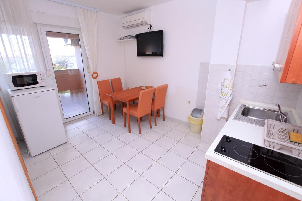 Apartments Miroslav Povljana Luaran gambar