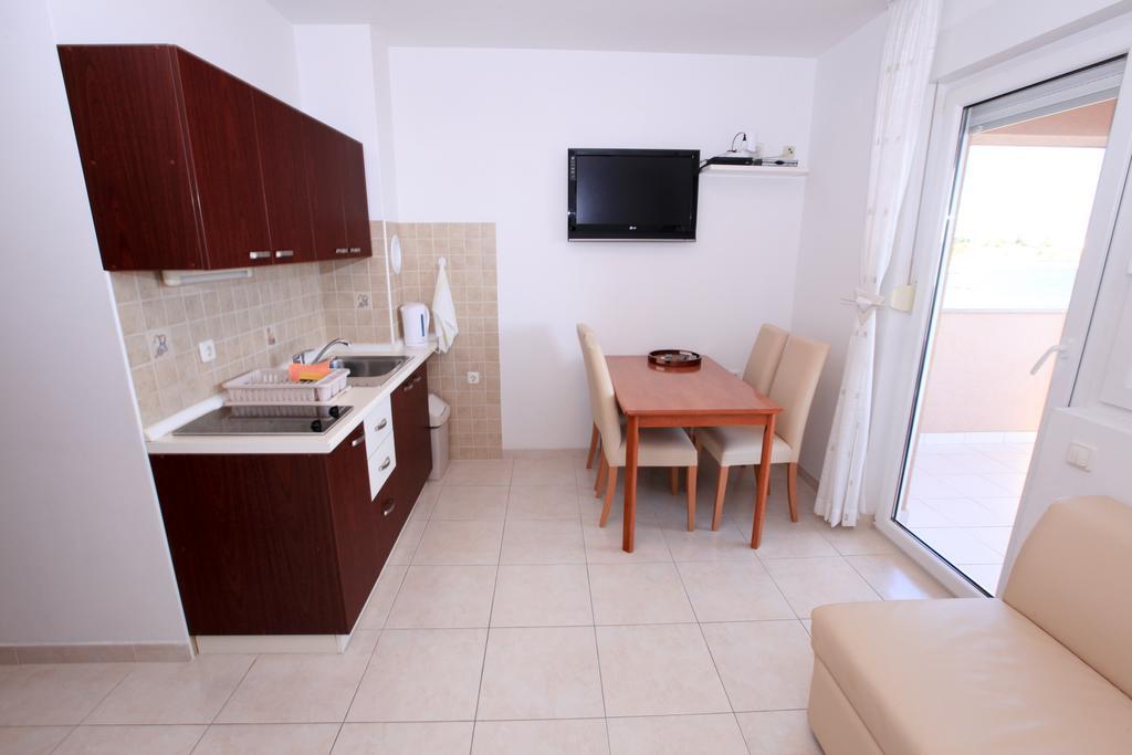 Apartments Miroslav Povljana Luaran gambar